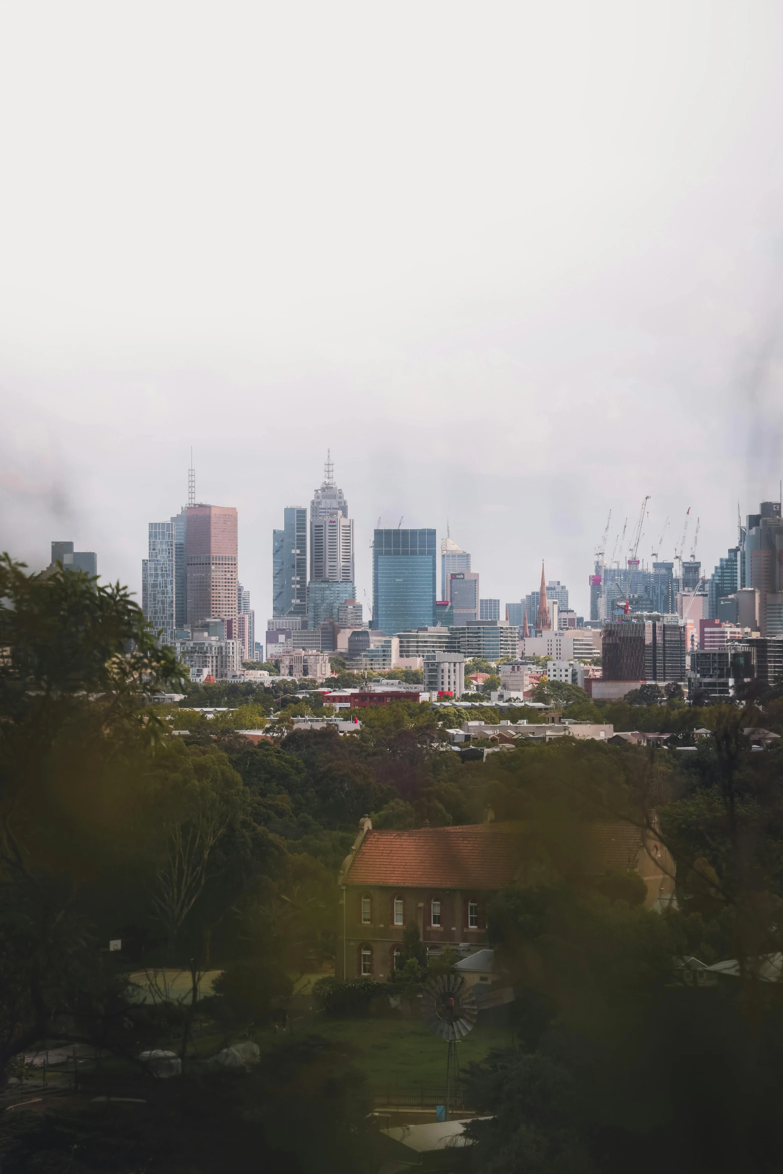 the view of a cityscape with some buildings on the horizon