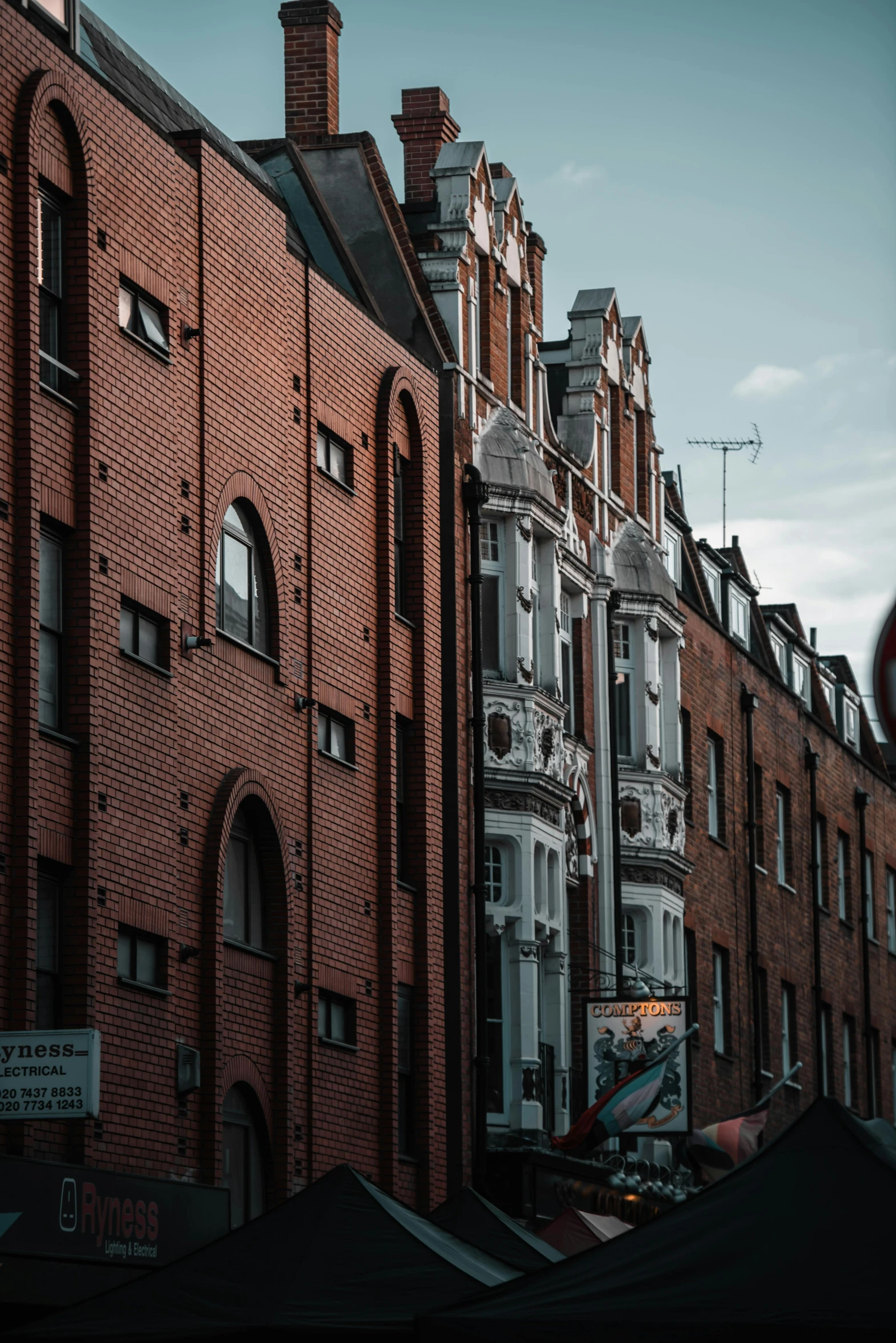 a bunch of houses next to each other by the street