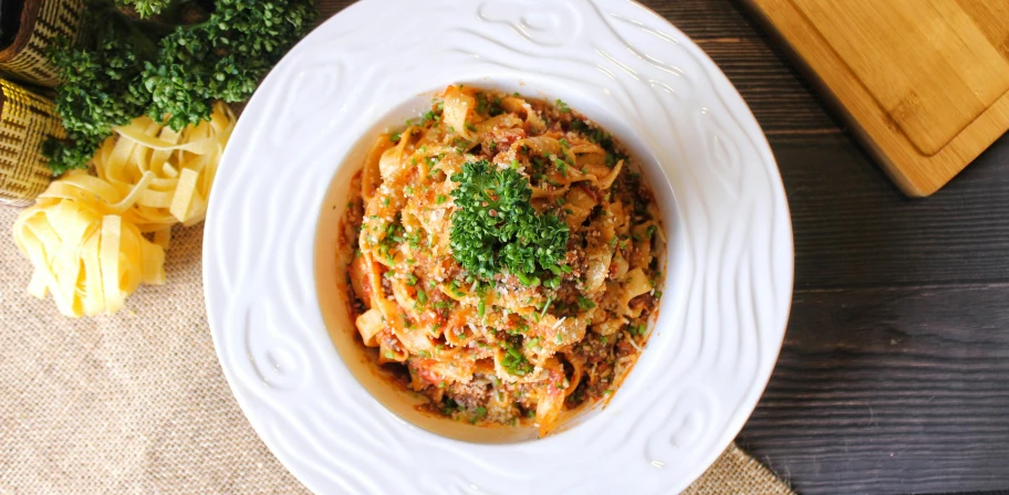 plate of food containing pasta, broccoli and pasta