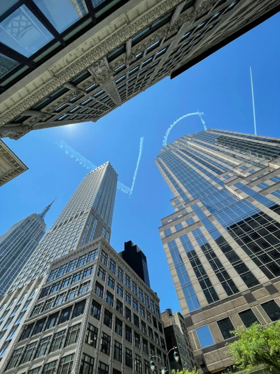 buildings that are near one another in the day time