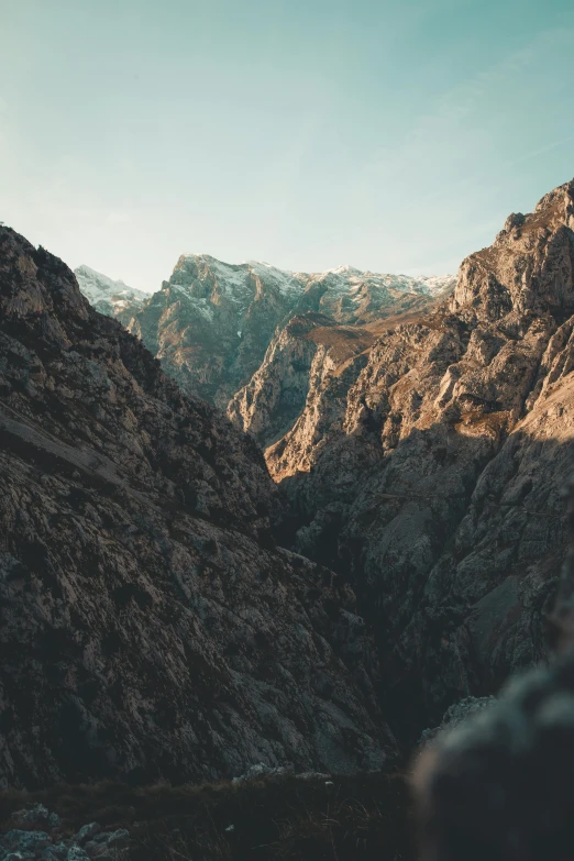 some mountains that have no clouds in them