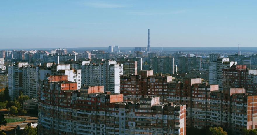 an over cast city skyline is seen in this image