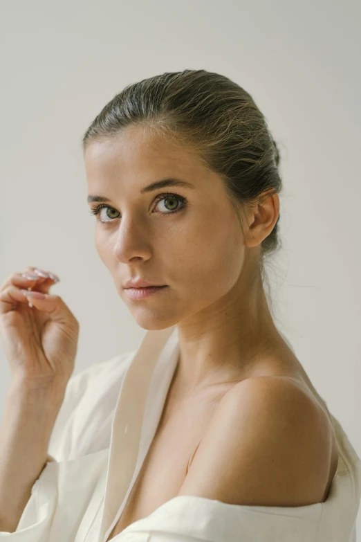 the woman is wearing a dress with an attached neck