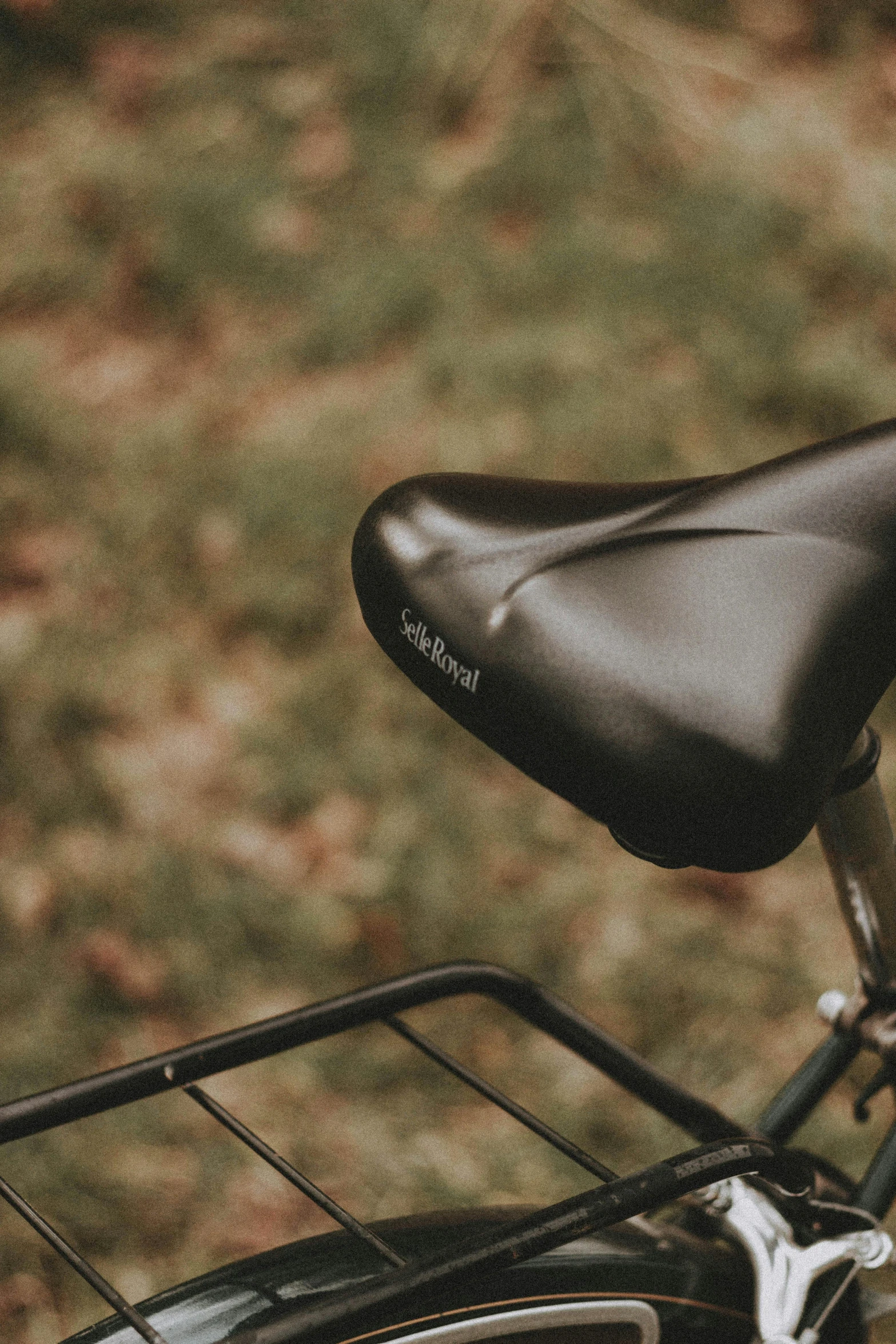 a close up of a bike saddle, with the seat and frame closed