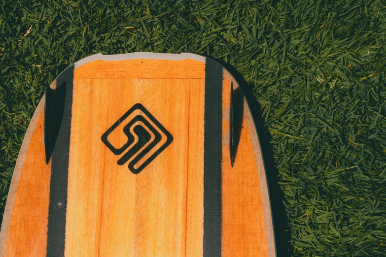 a surf board laying on top of some grass