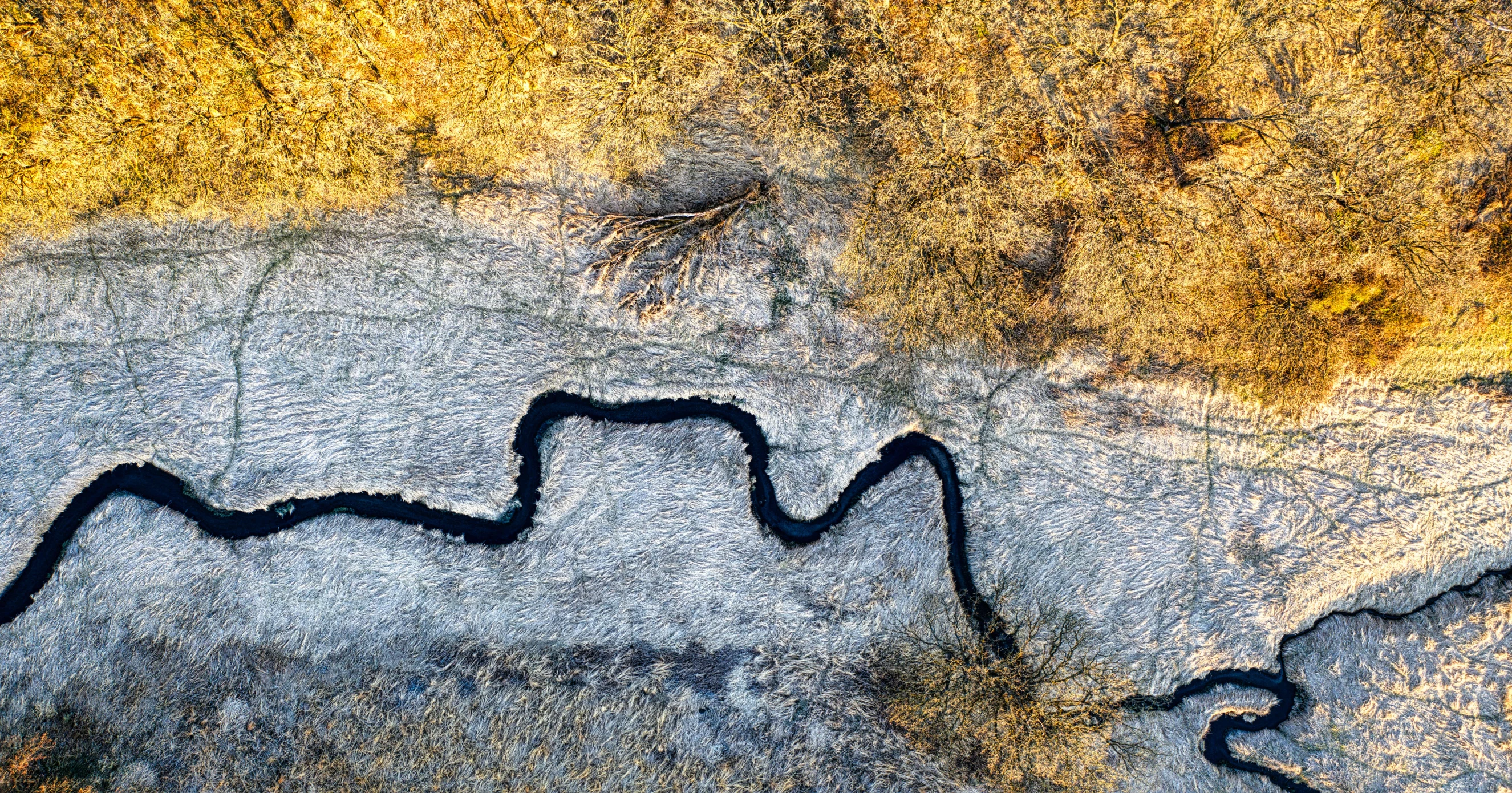 a bird's eye view of the water from a lake or beach