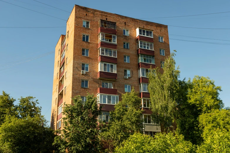 the view of an apartment building from the sidewalk