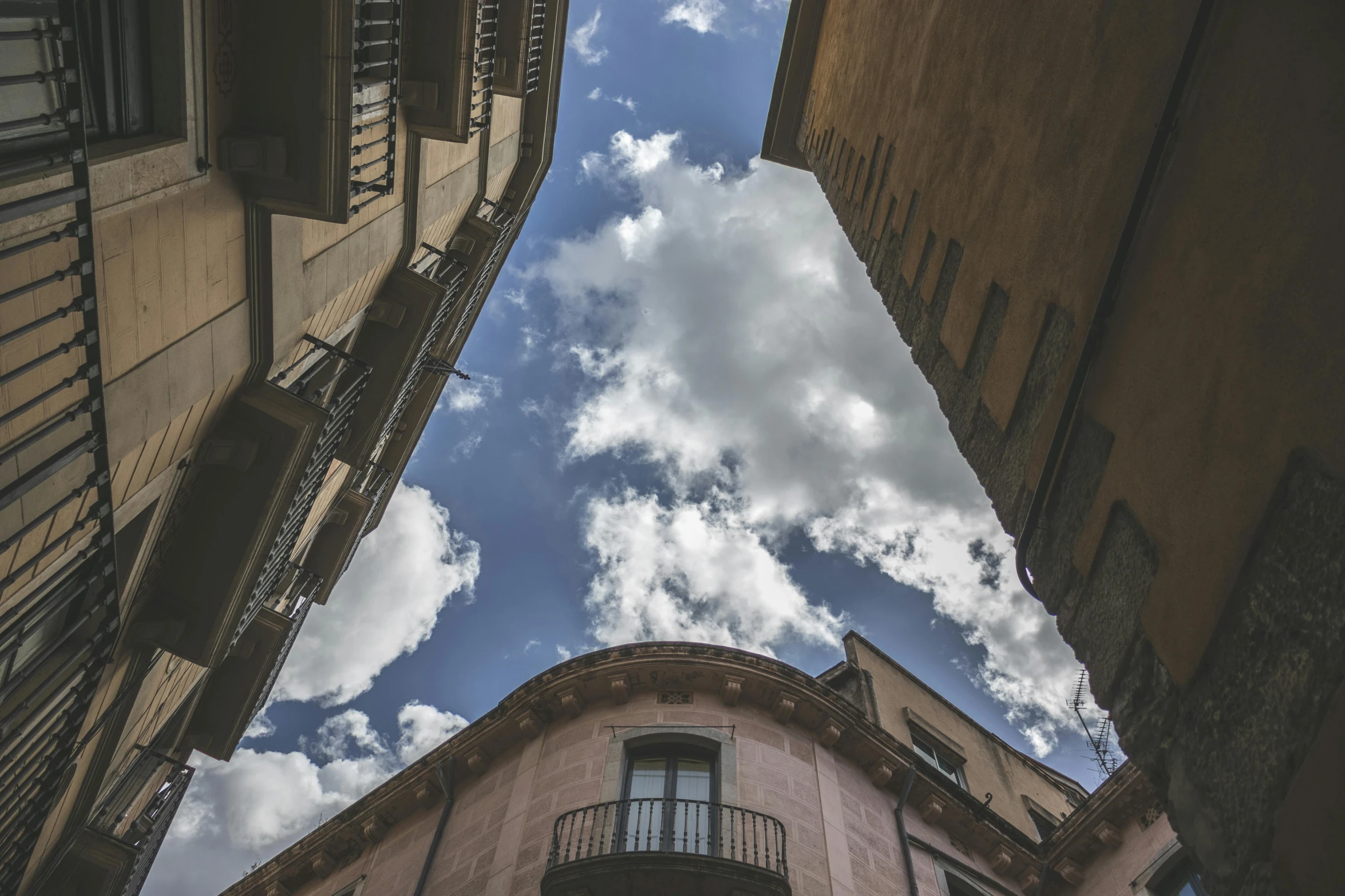 a building with a balcony on top under a blue sky