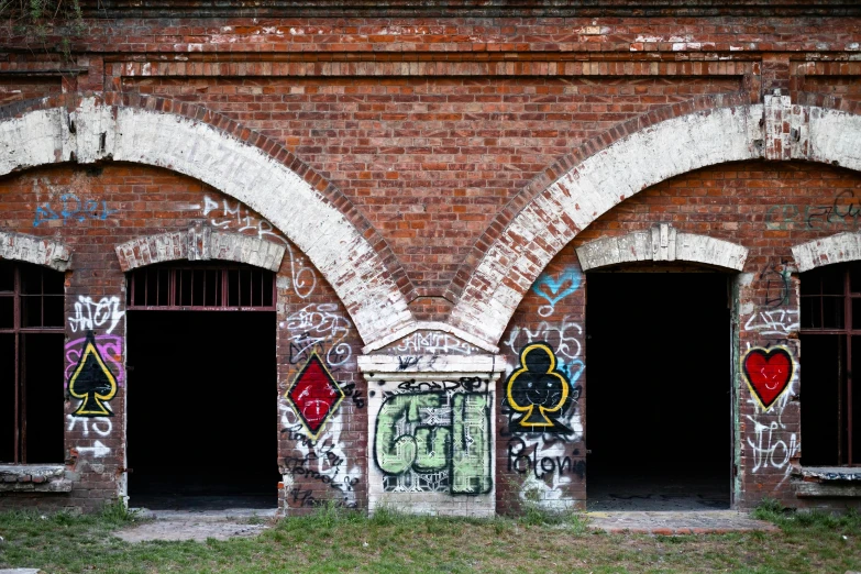 some graffiti is on the side of an old building