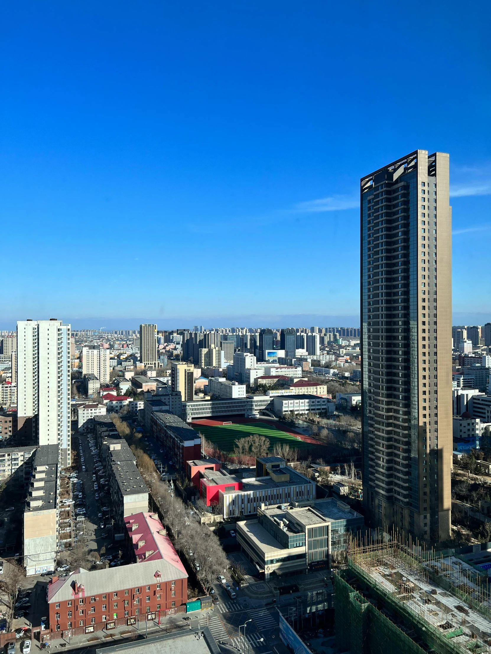 some very tall buildings with lots of buildings in the background