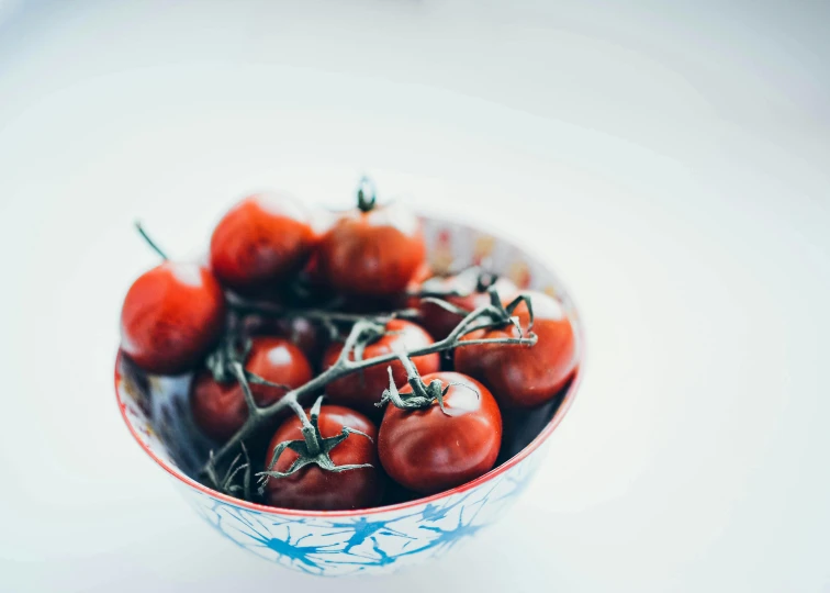 there are red tomatoes in a bowl