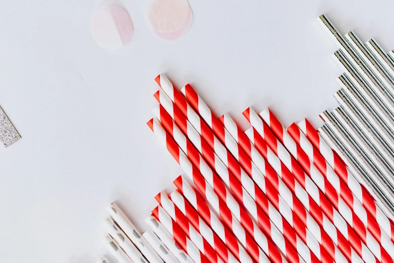 several different colored straws are arranged on a table