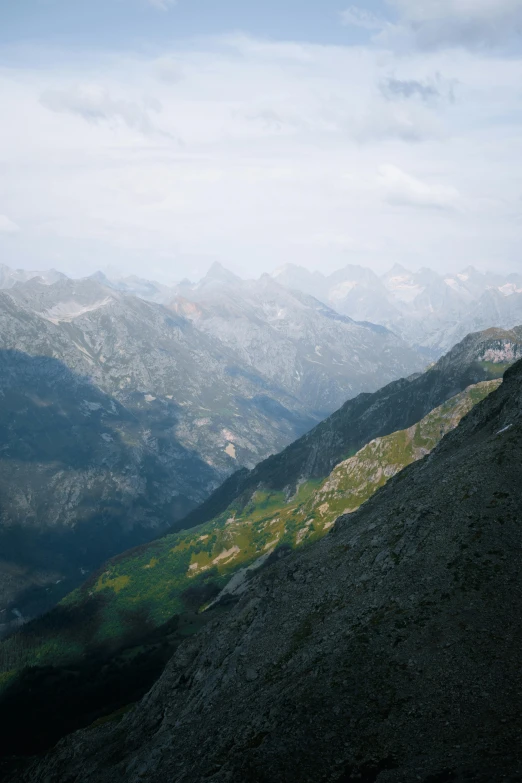 an empty bench in the middle of a mountain