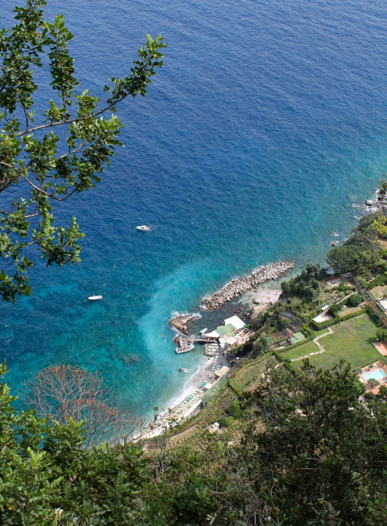 there is an area with many different houses on the water