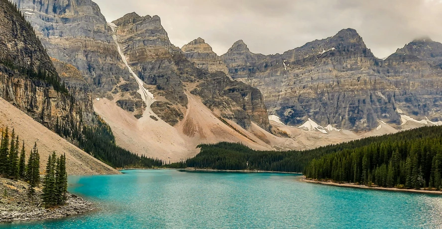 there is a lake in the middle of the mountains