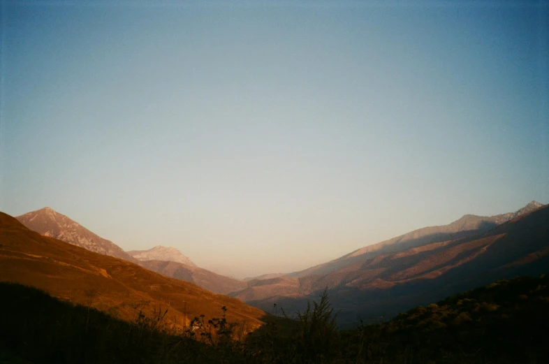 some large mountains are in the middle of the day