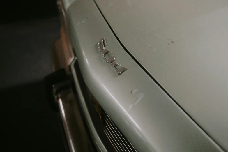 a close up view of the front part of an older car