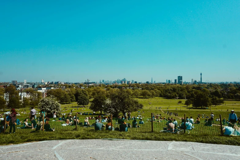 there are many people standing on the side of the hill