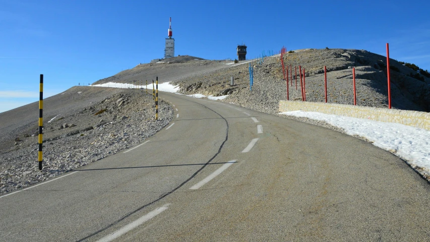 a curved, curving road is on the top of a mountain