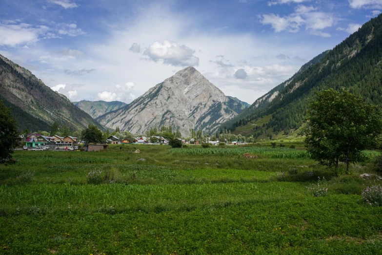 the mountains are shown in a very close position