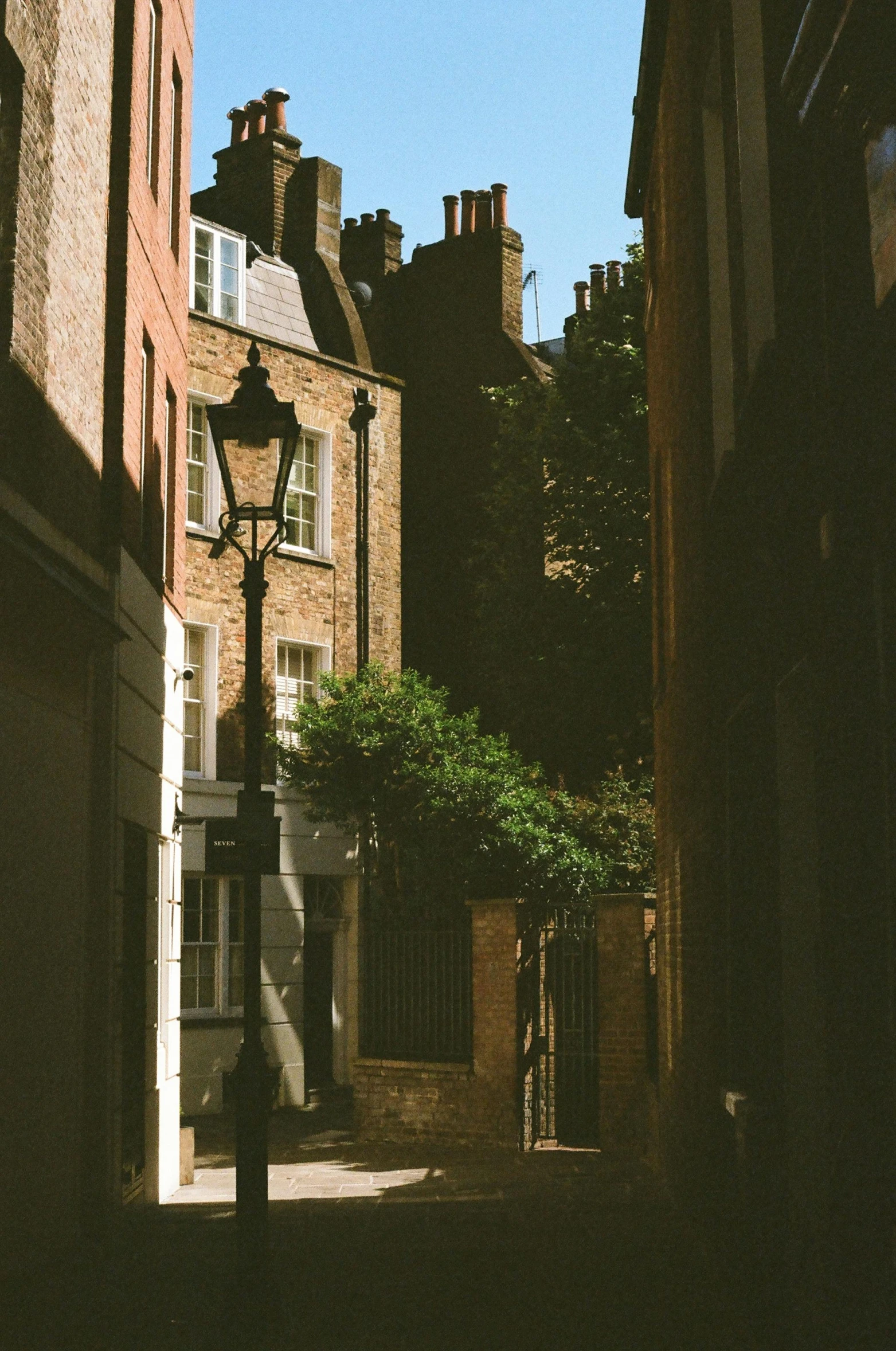 a street light is shown behind a street