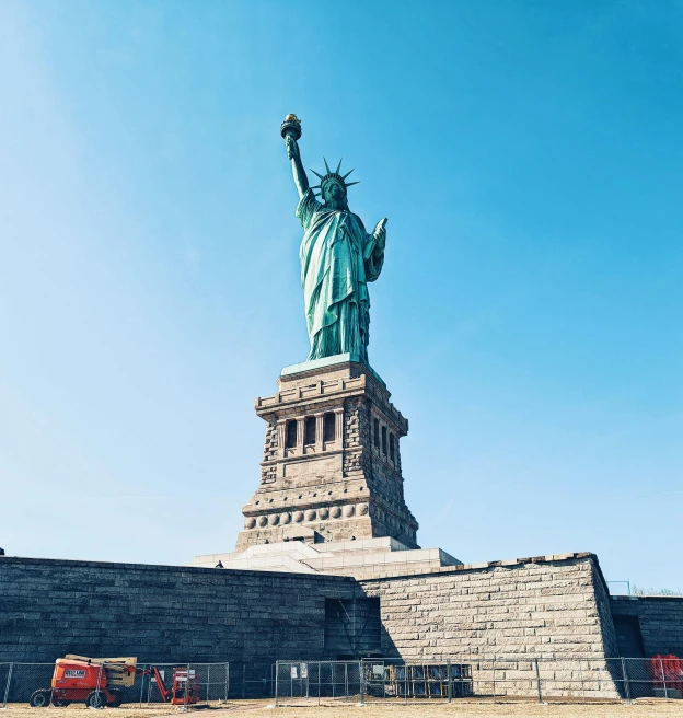 the statue of liberty is surrounded by blocks