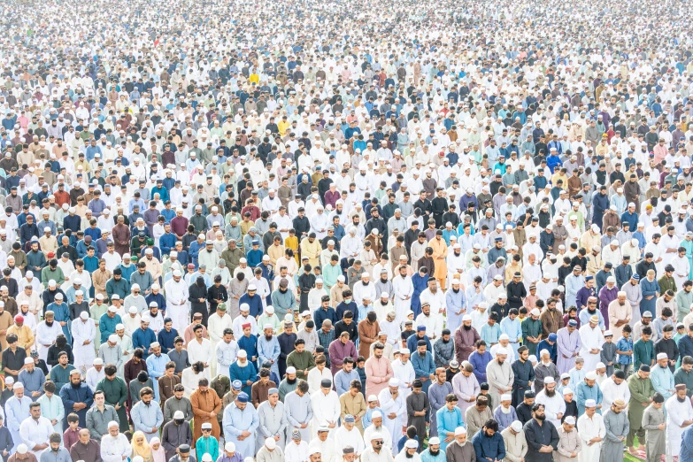 a large group of people in a field