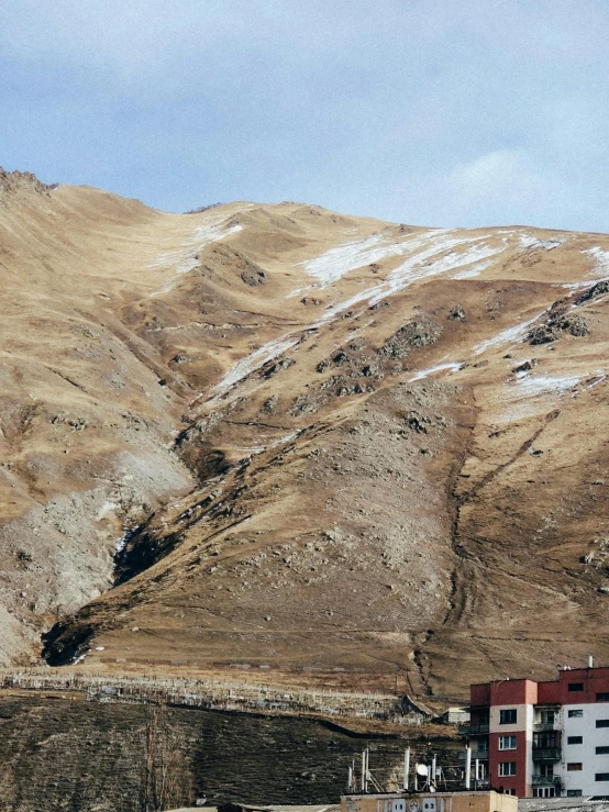 there is a mountain in the distance with buildings