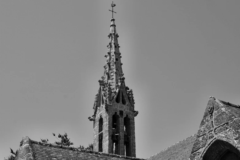 there are many small bird flying on this steeple