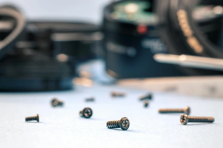 several screws are lying on top of a table