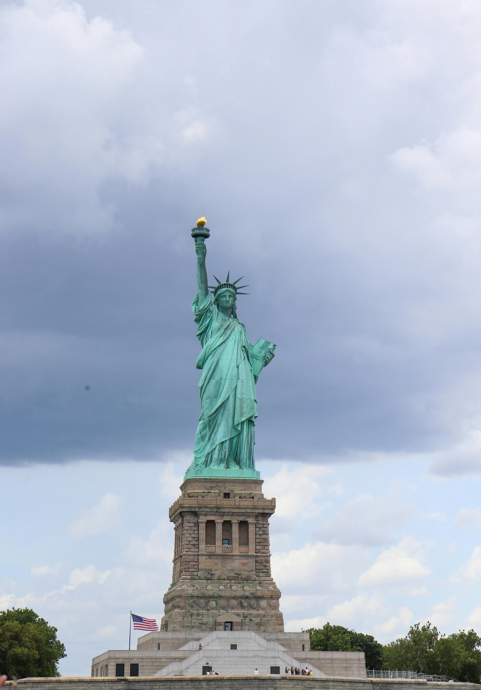 the statue of liberty is seen in this po