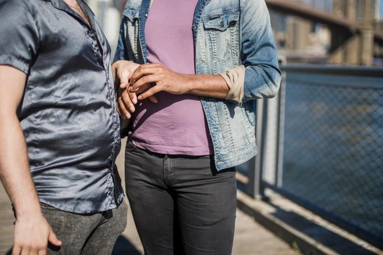 a man and woman who are walking on the sidewalk