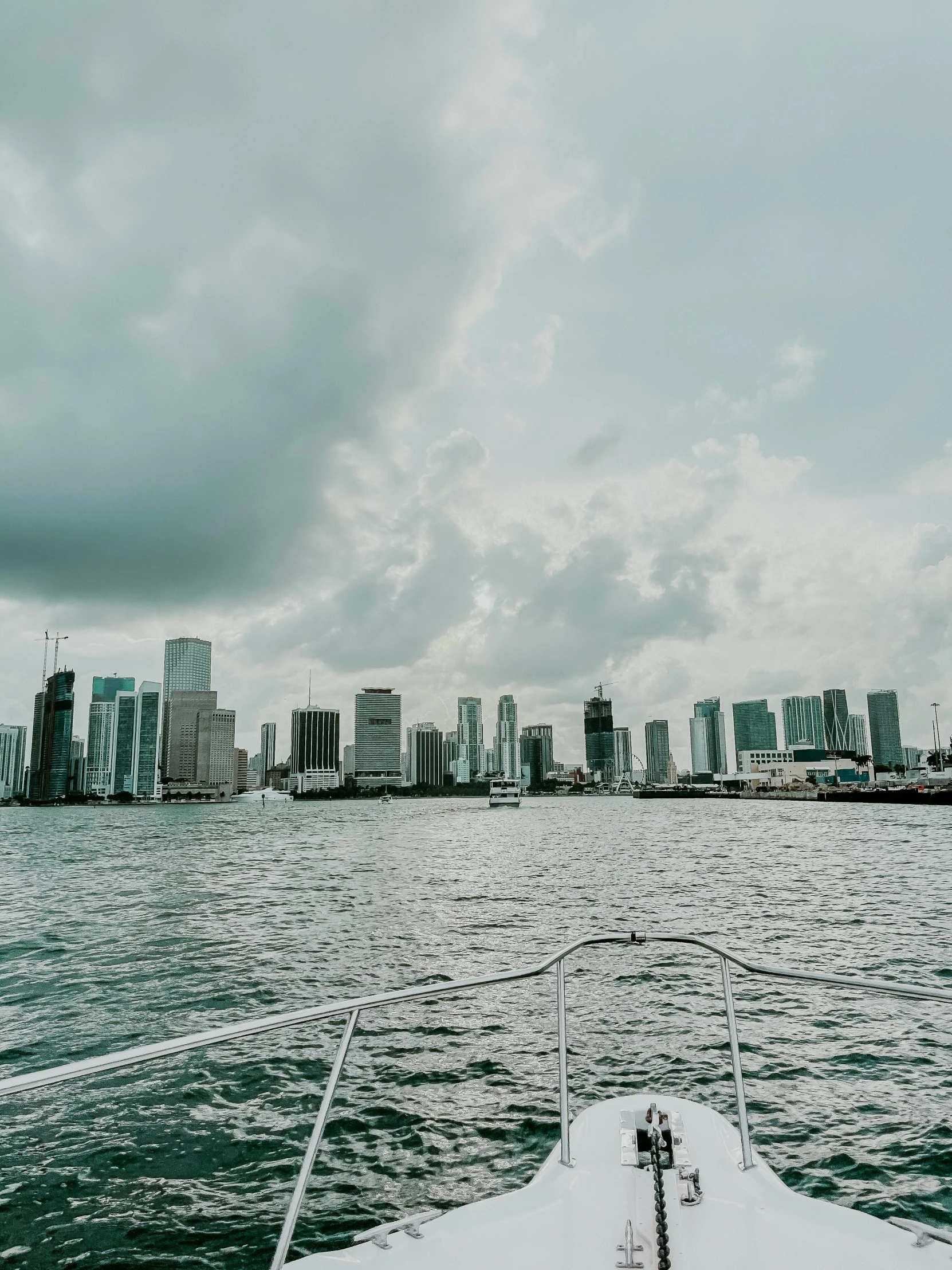 the boat is heading toward the city by the water