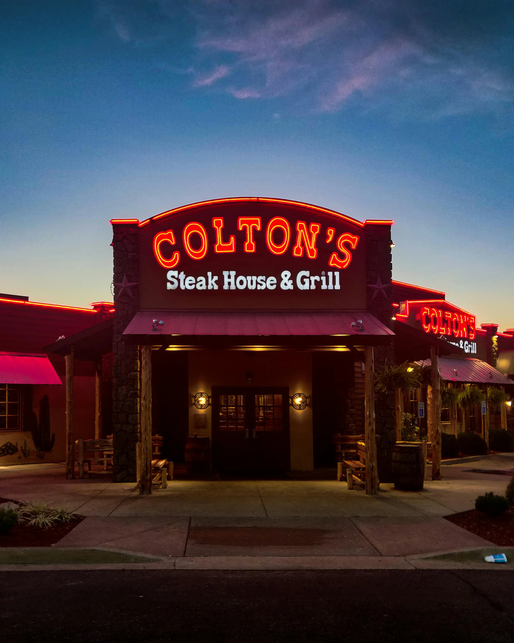 the restaurant called cotton's steak house & grill