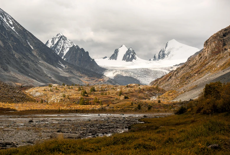 some mountains are in the background on a cloudy day