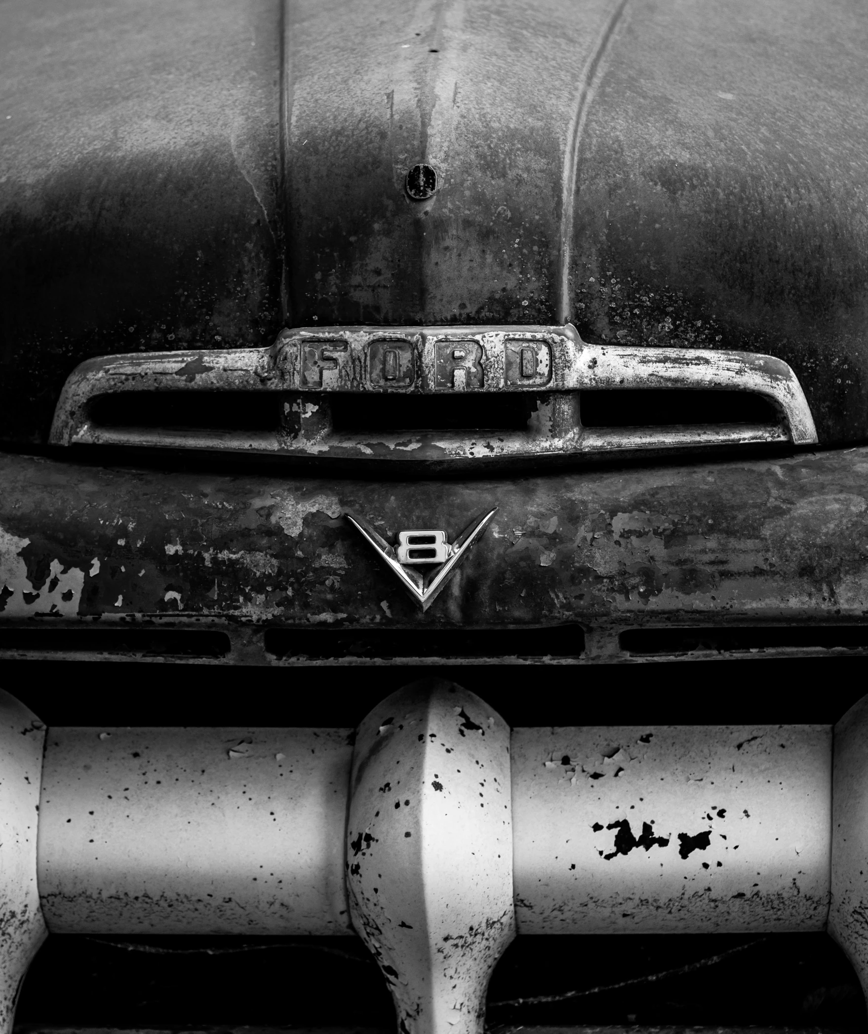 the side of an old classic car has some rust on it