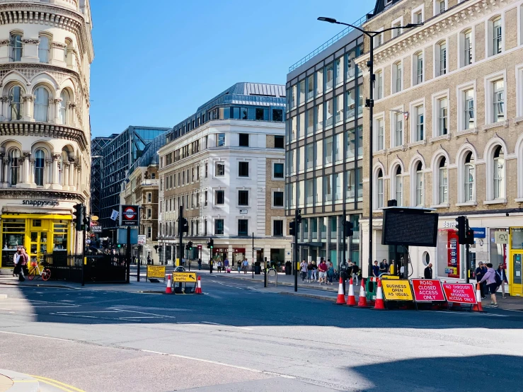 the city streets are quiet and there is a construction site next to them