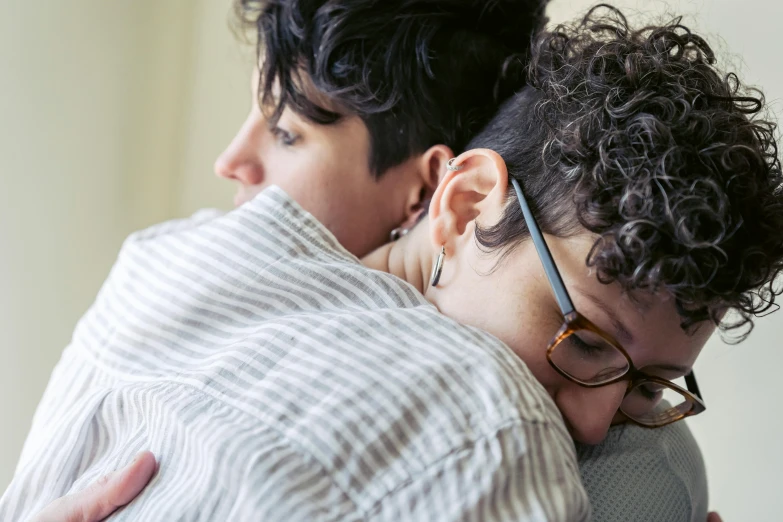 a couple is hugging each other in the middle of an emce