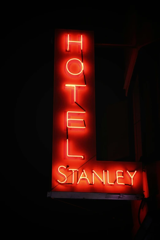 a neon sign that says el stanley