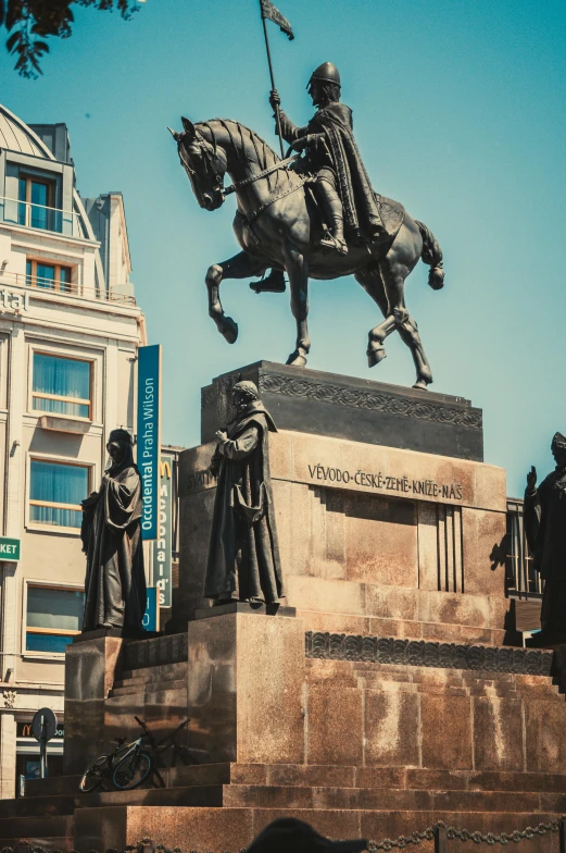 the statue of a soldier atop a horse is shown