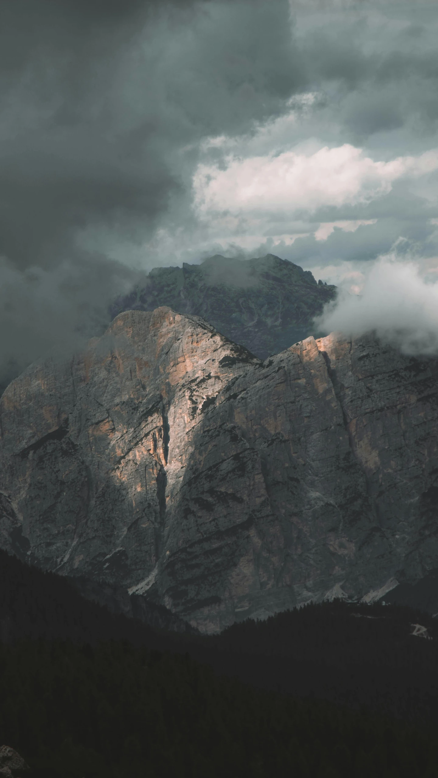 mountains are in the background under a cloudy sky