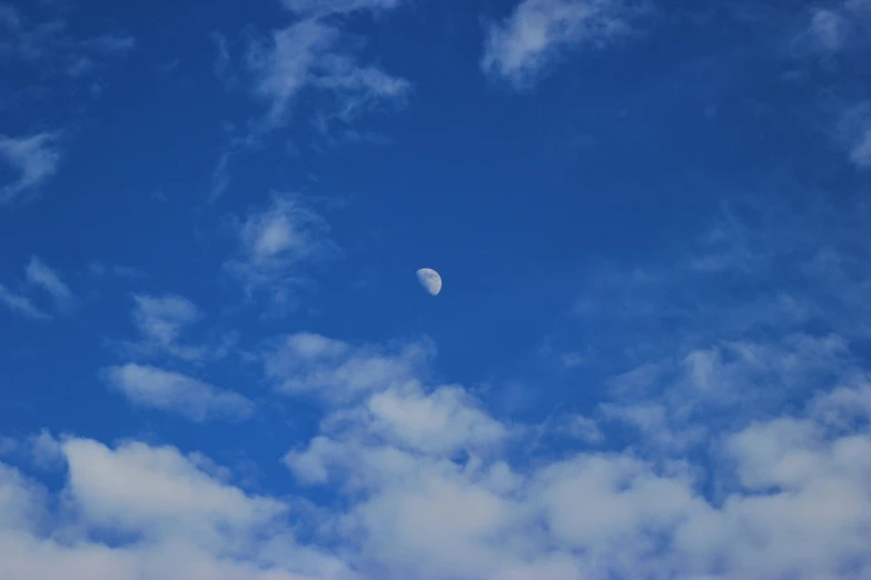 an image of the sky with clouds in it