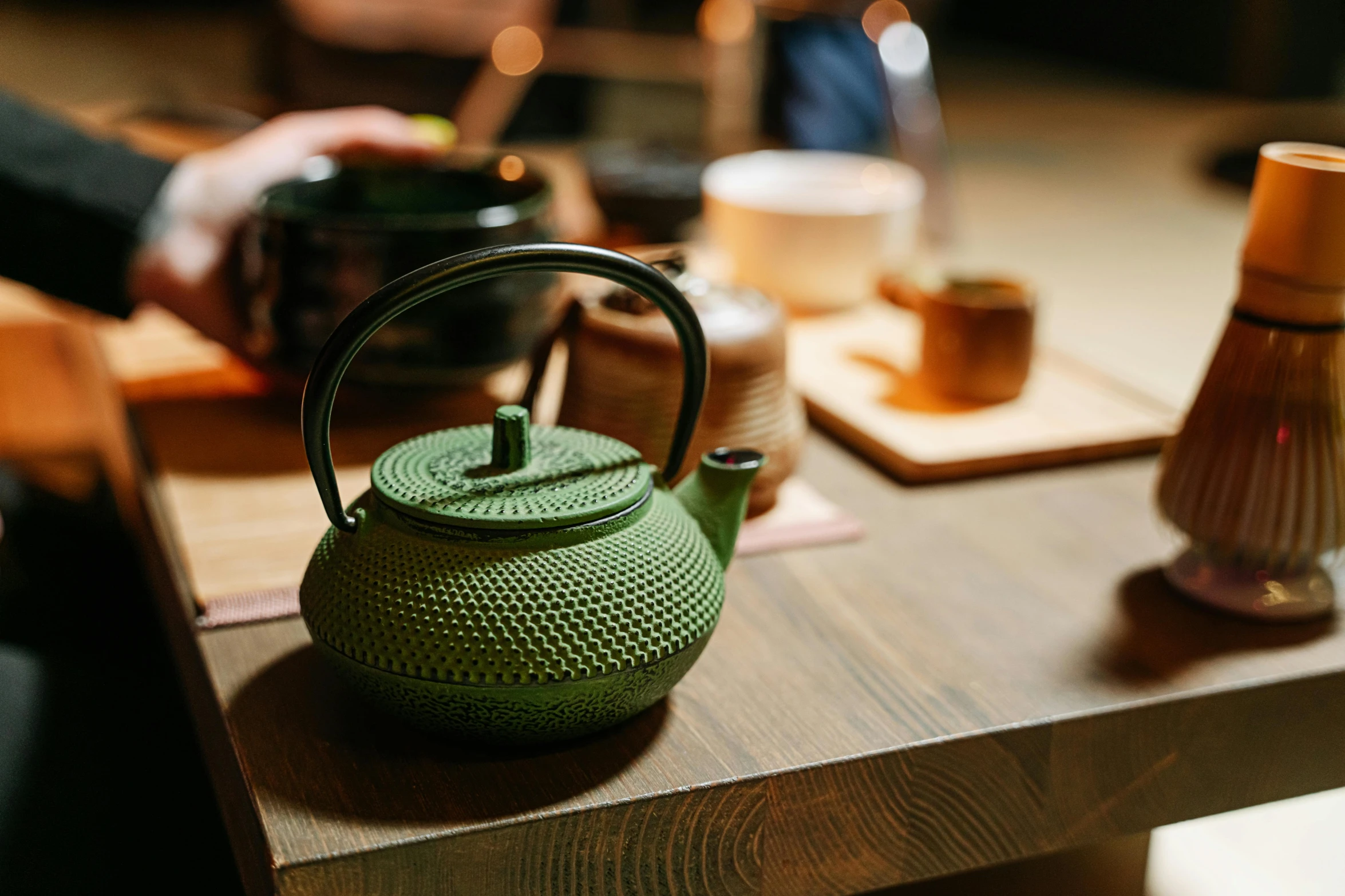 the teapot has two different tea cups on it