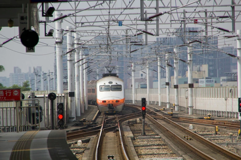 the train is moving down the tracks in the city