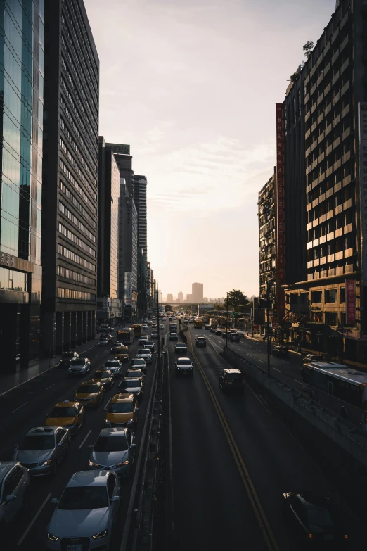 the cars are sitting down in the city