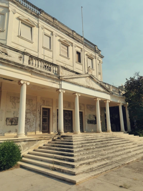 an elaborate building with pillars and pillars outside