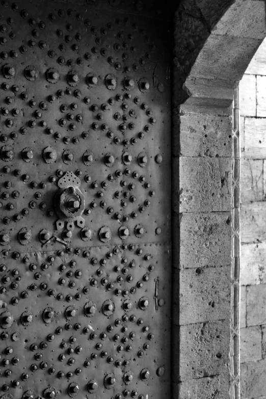 there are lots of balls and chains attached to the side of a building