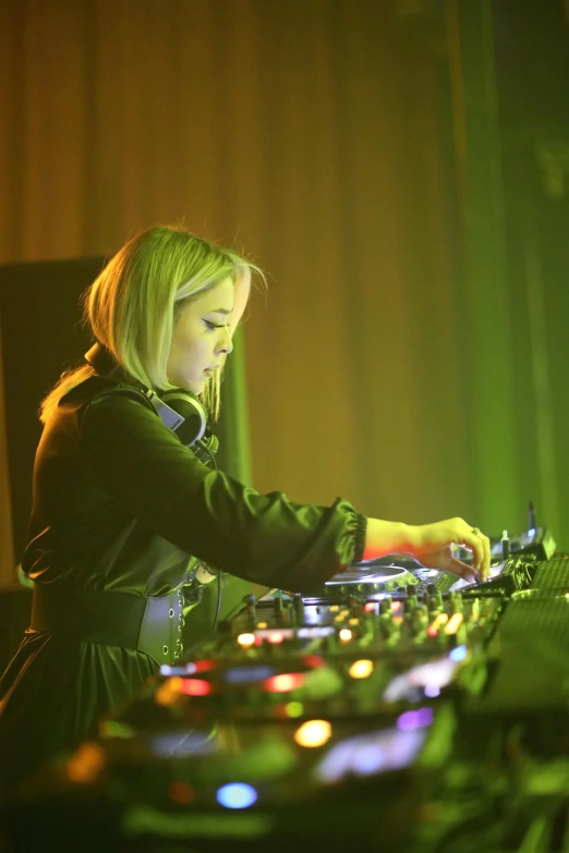 a woman is using the decks on a record player