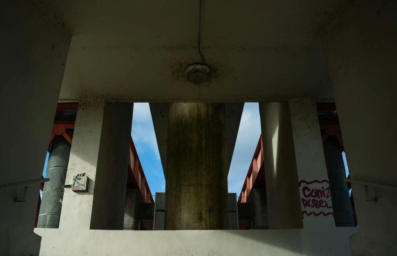 the ceiling of an empty building is painted white