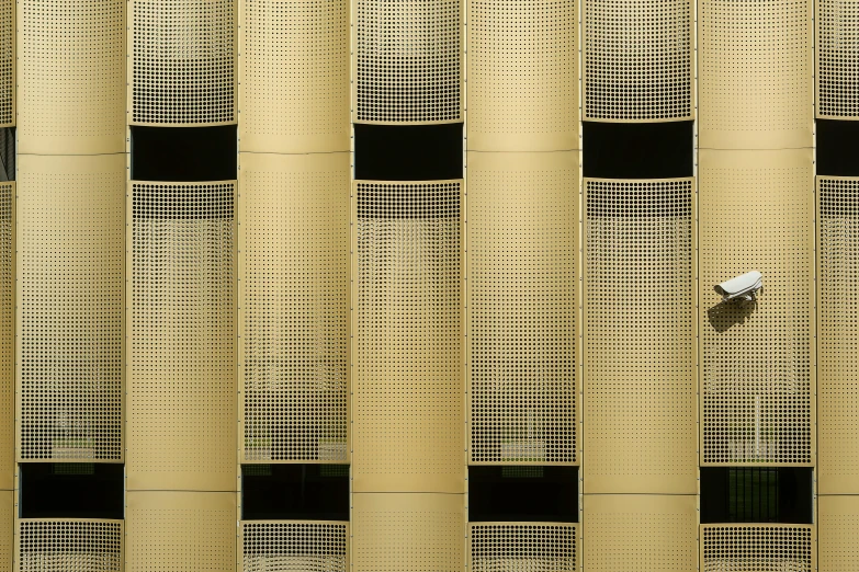 a traffic light in front of some yellow building